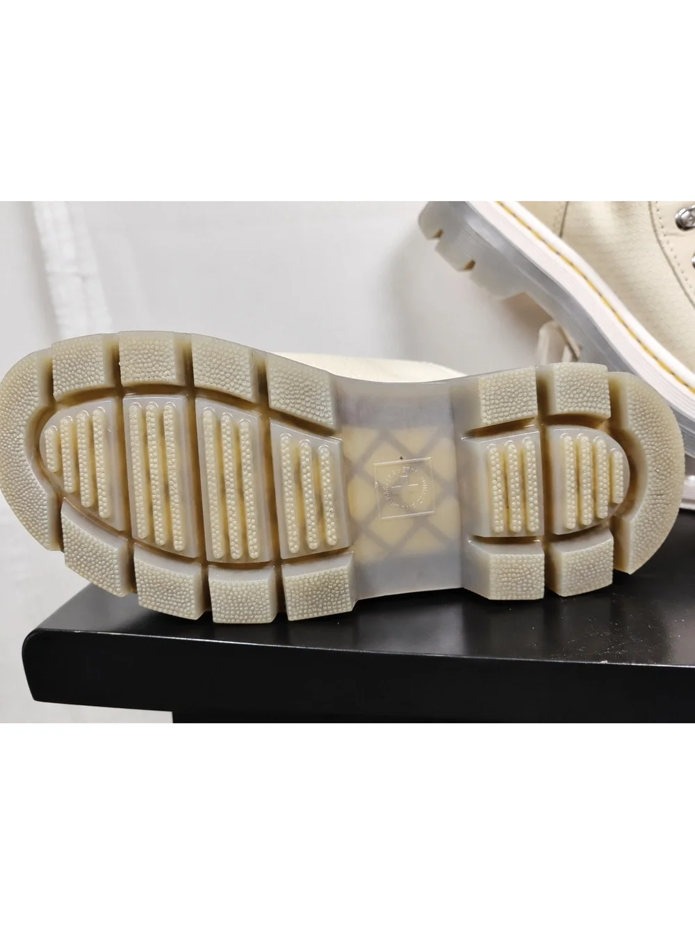 Dr. Martens Combs W Cream Leather Lace-Up Boots Size 6 US